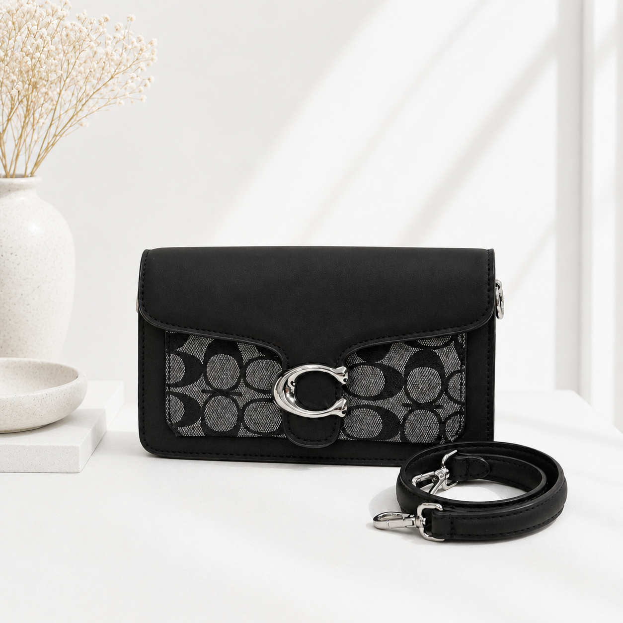 Mala Crossbody Preta com Padrão Monograma e Correia a Tiracolo - Bold Shoes