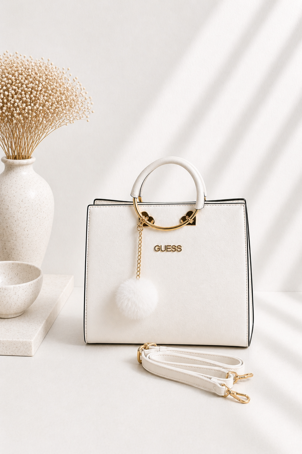 Mala Tote Branca Estruturada com Alças Circulares e Pompom Dourado - Bold Shoes