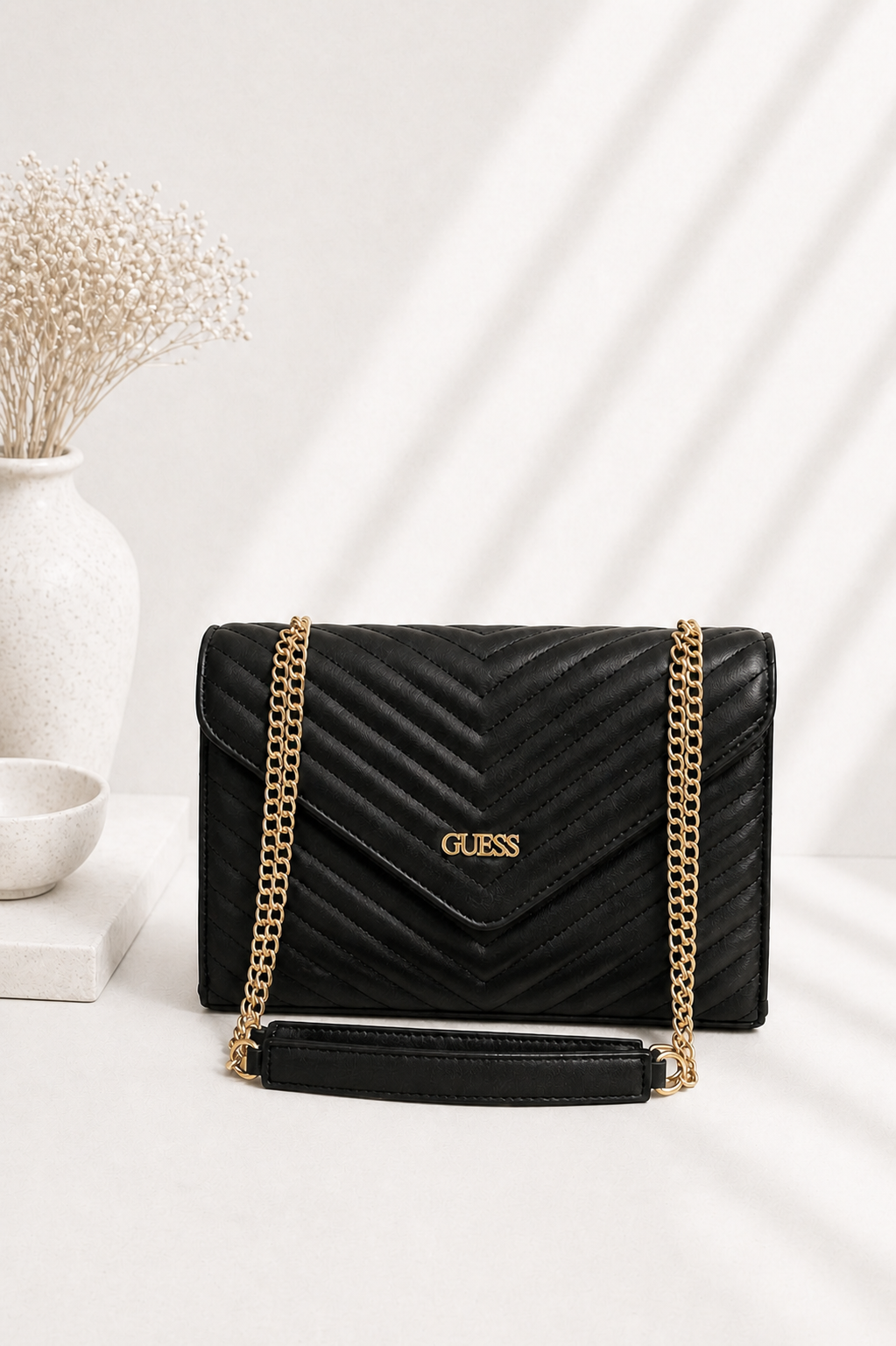 Mala Envelope Preta Matelassé com Corrente Dourada - Bold Shoes