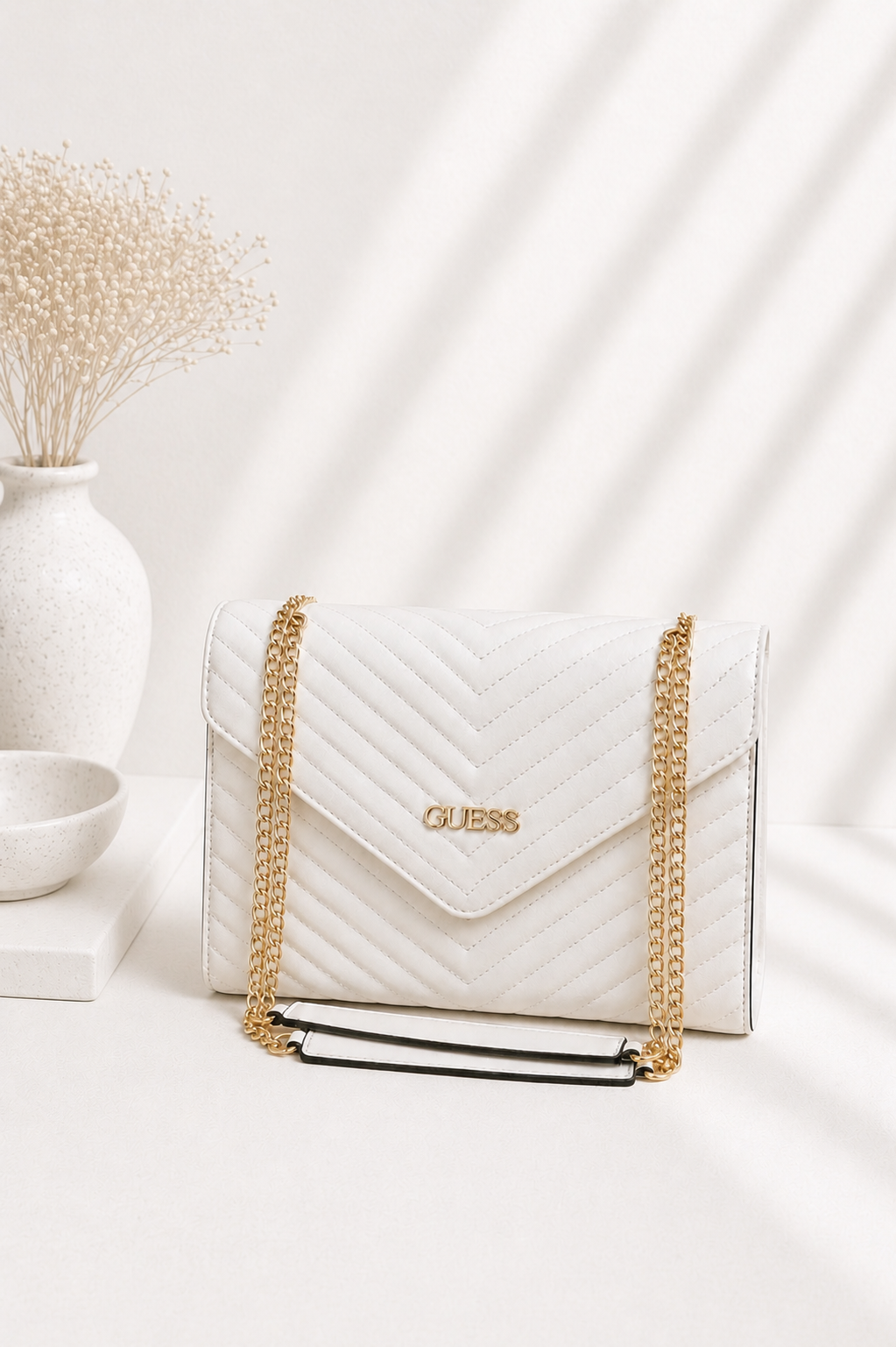 Mala Envelope Branca Matelassé com Corrente Dourada Dupla - Bold Shoes