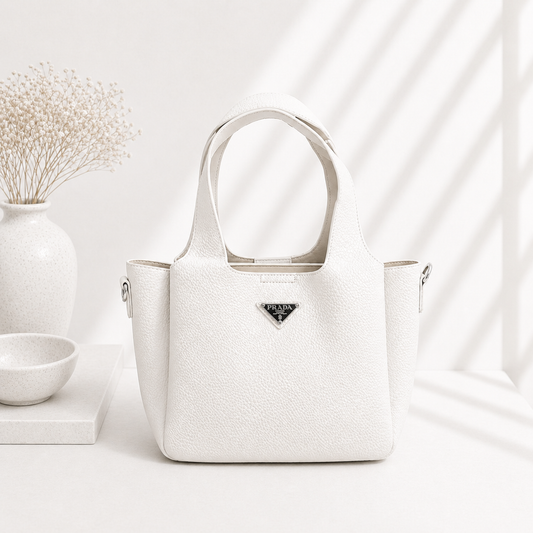 Mini Mala Tote Branca Texturada com Alças Duplas e Placa Triangular - Bold Shoes